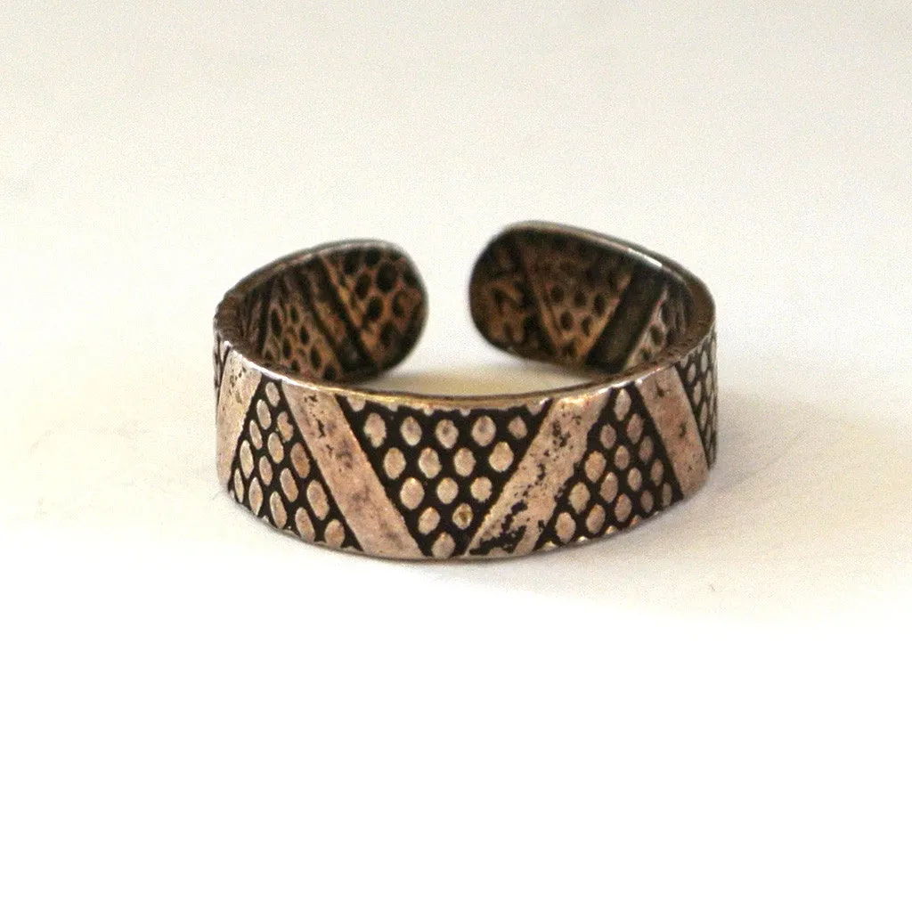 Silver-Toned Geometric Patterned Toe Ring