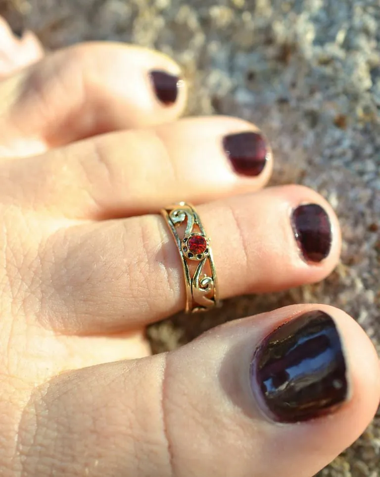 Spiral Band with Stone Toe Ring - Gold