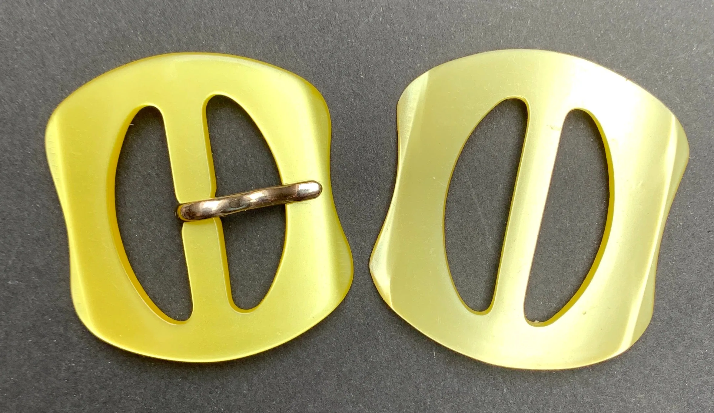 Sweet Little 1940s Glowing Yellow Lucite 3.8cm Belt Buckle