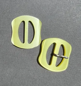 Sweet Little 1940s Glowing Yellow Lucite 3.8cm Belt Buckle