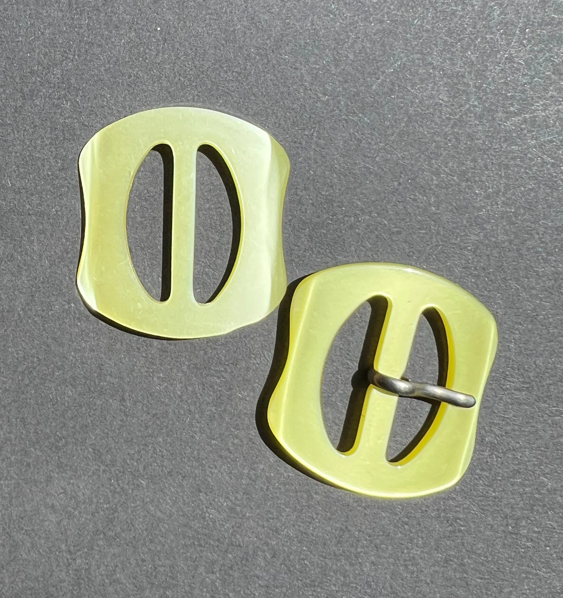 Sweet Little 1940s Glowing Yellow Lucite 3.8cm Belt Buckle