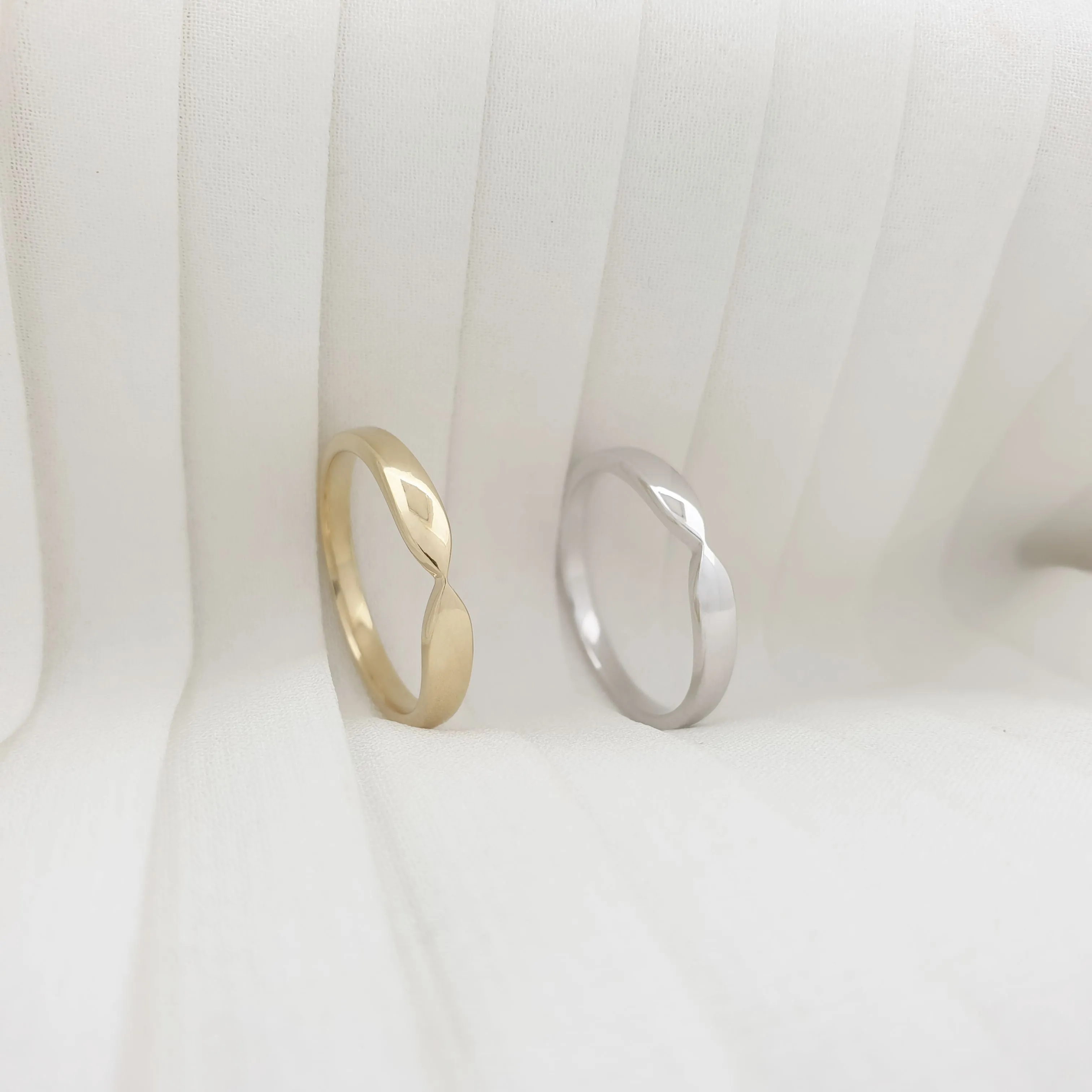 Wave ring in solid gold