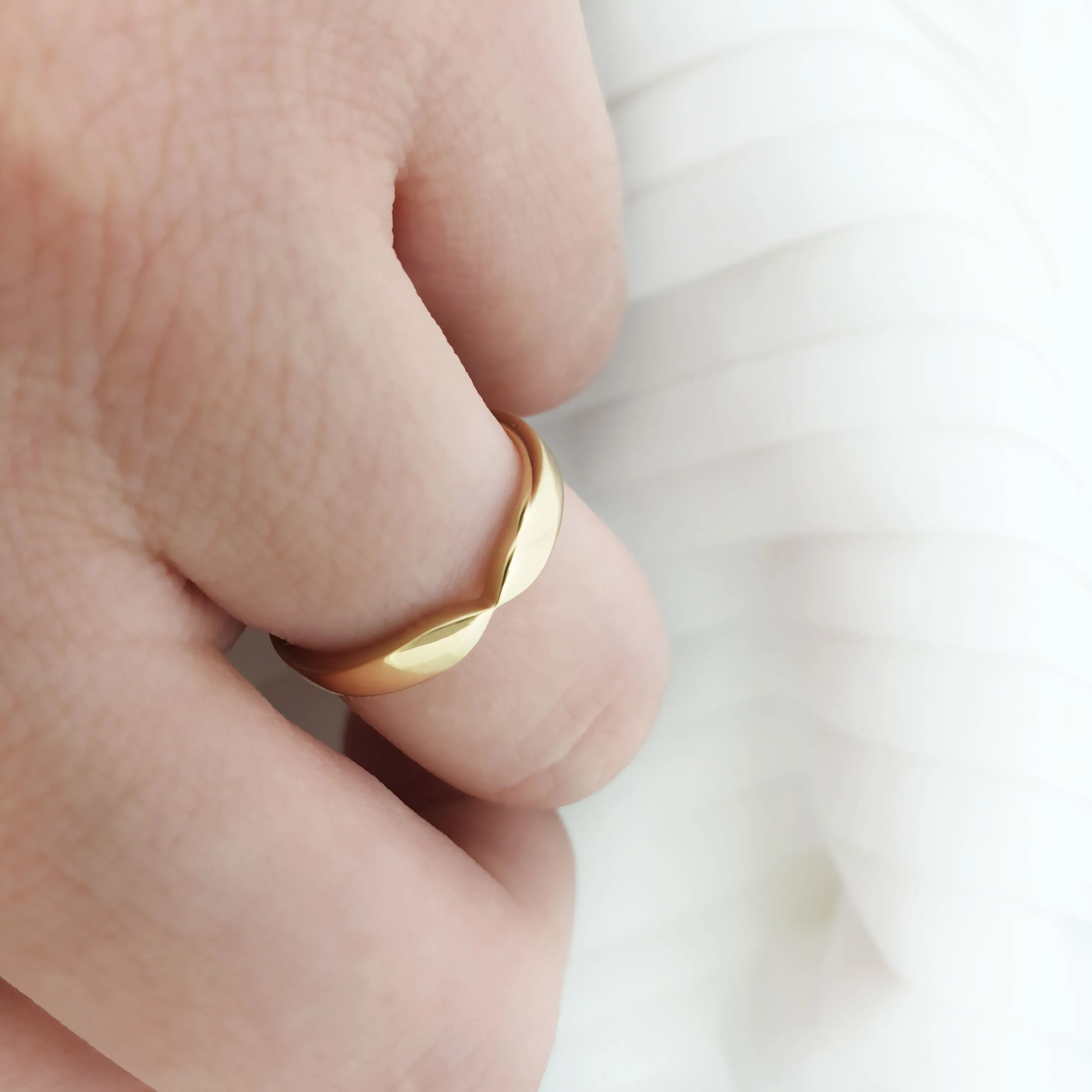 Wave ring in solid gold