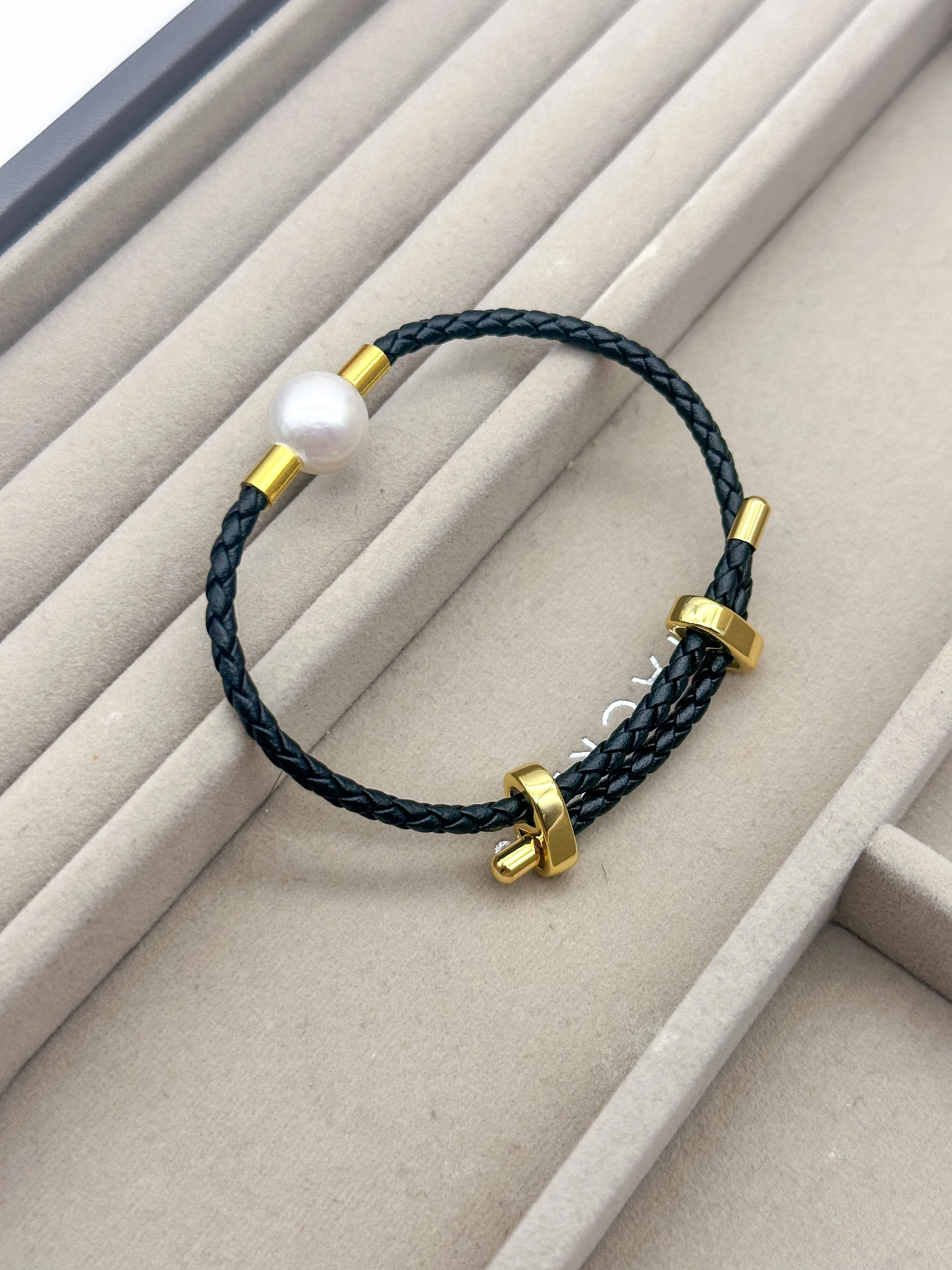 White Edison Freshwater Pearl Leather Bracelet