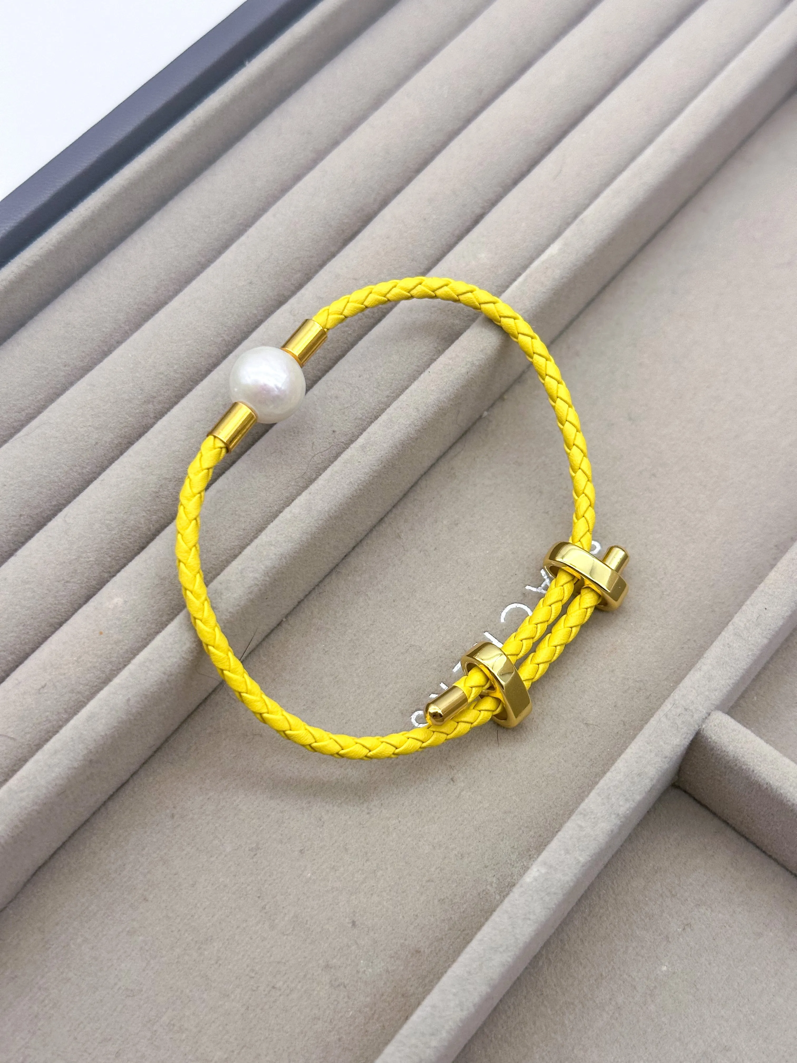 White Edison Freshwater Pearl Leather Bracelet