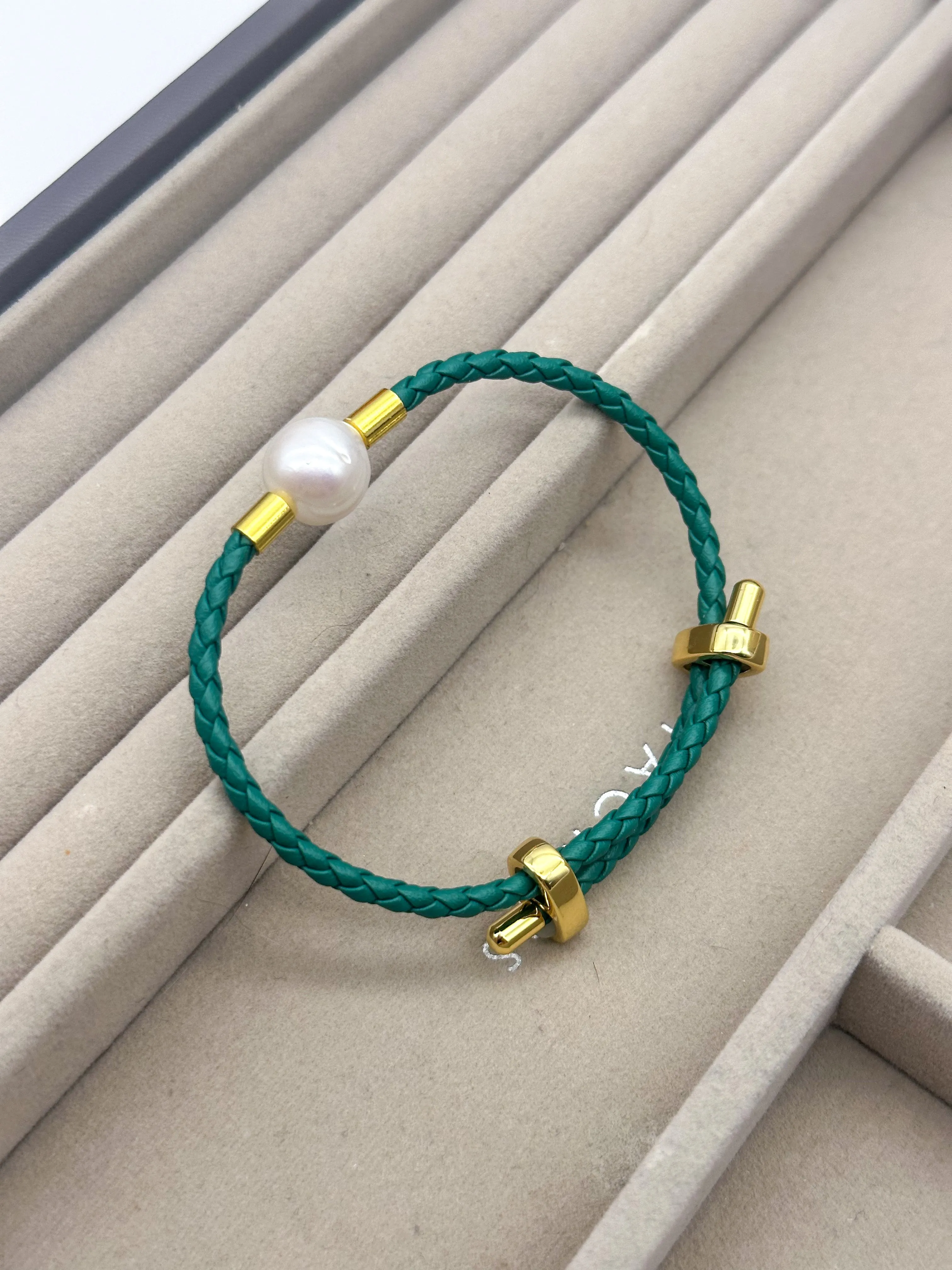 White Edison Freshwater Pearl Leather Bracelet